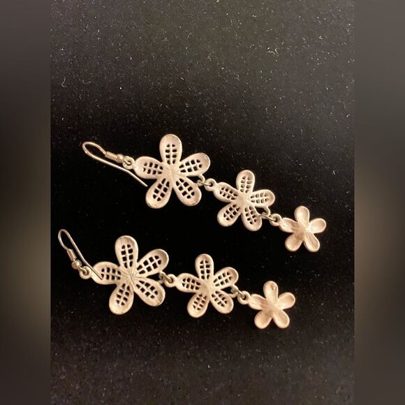 1960s White Metal Flower Power Bohemian Earrings - Picture 2 of 2